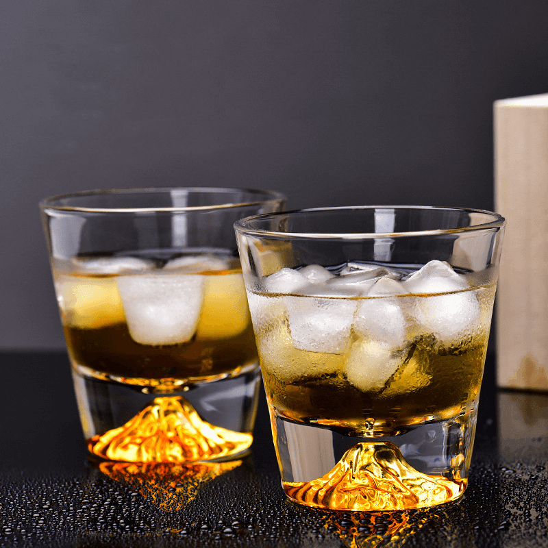Handgefertigte japanische Whiskygläser aus Edo-Kiriko mit Fuji-Motiv