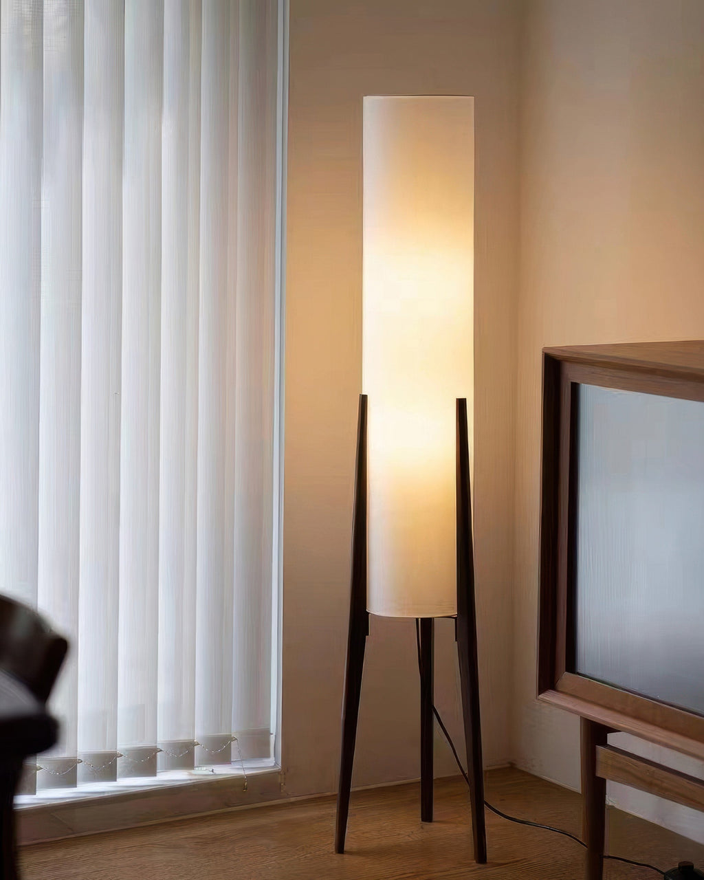 Liora Stehlampe aus Walnussholz — sanfter Lampenschirm, nordisches Retrodesign