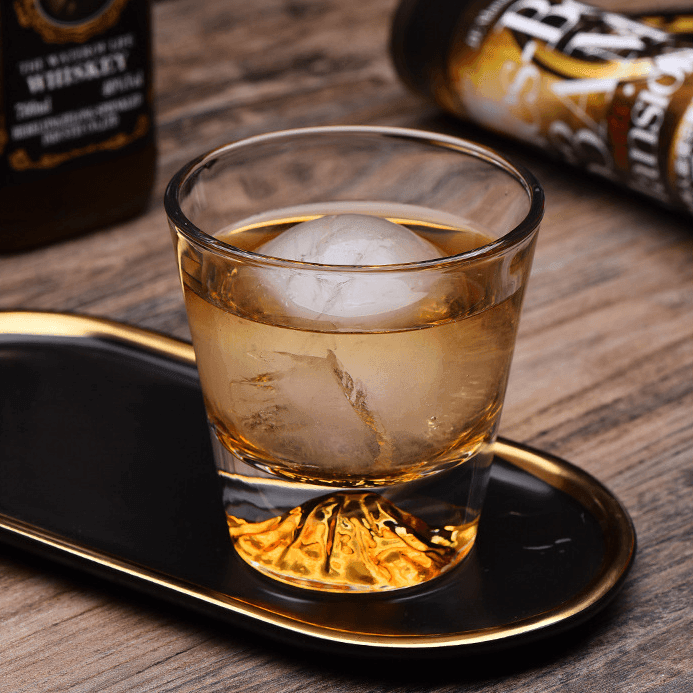 Handgefertigte japanische Whiskygläser aus Edo-Kiriko mit Fuji-Motiv