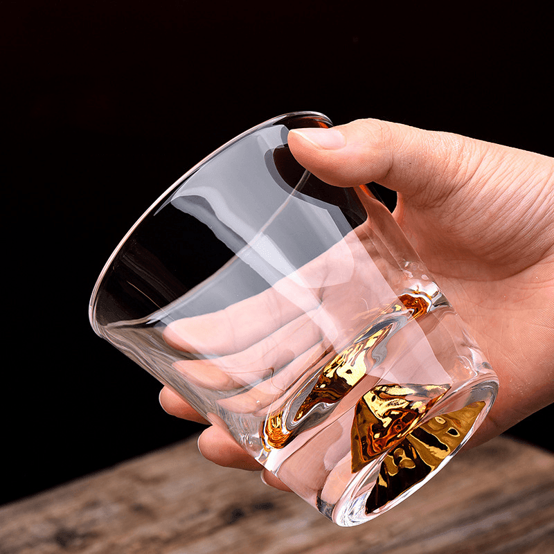 Handgefertigte japanische Whiskygläser aus Edo-Kiriko mit Fuji-Motiv