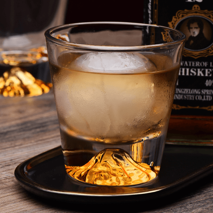 Handgefertigte japanische Whiskygläser aus Edo-Kiriko mit Fuji-Motiv