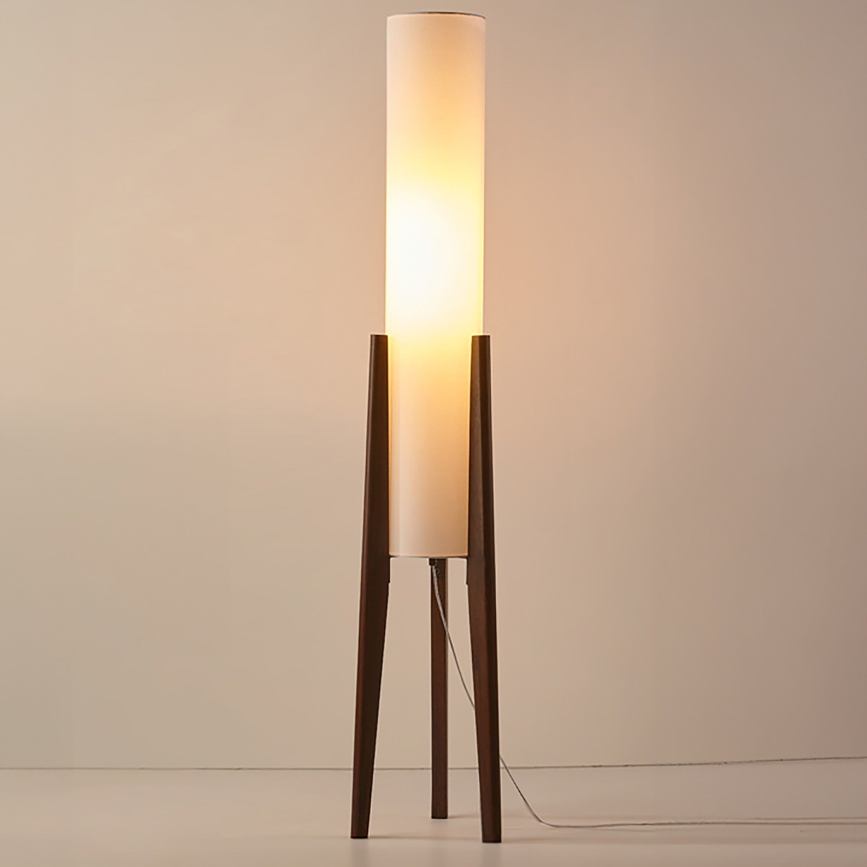Liora Stehlampe aus Walnussholz — sanfter Lampenschirm, nordisches Retrodesign