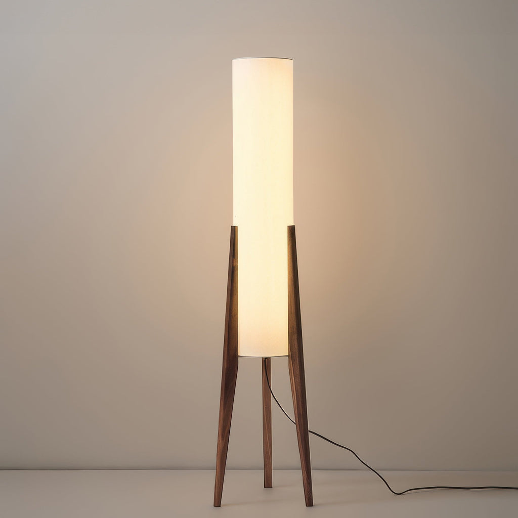 Liora Stehlampe aus Walnussholz — sanfter Lampenschirm, nordisches Retrodesign