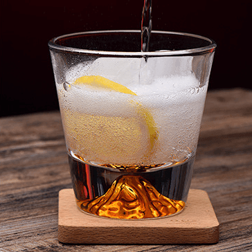 Handgefertigte japanische Whiskygläser aus Edo-Kiriko mit Fuji-Motiv