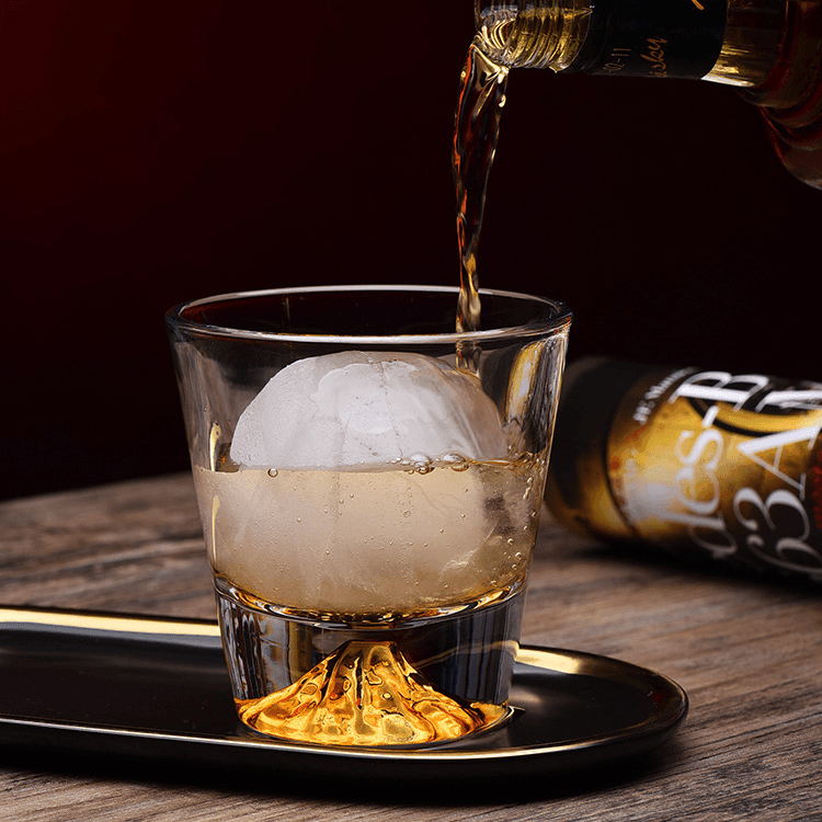 Handgefertigte japanische Whiskygläser aus Edo-Kiriko mit Fuji-Motiv