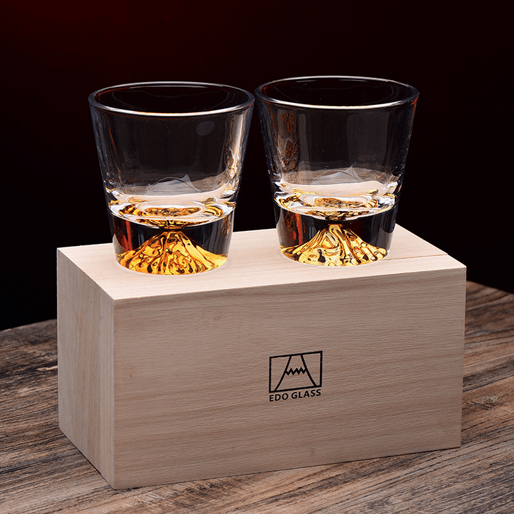 Handgefertigte japanische Whiskygläser aus Edo-Kiriko mit Fuji-Motiv