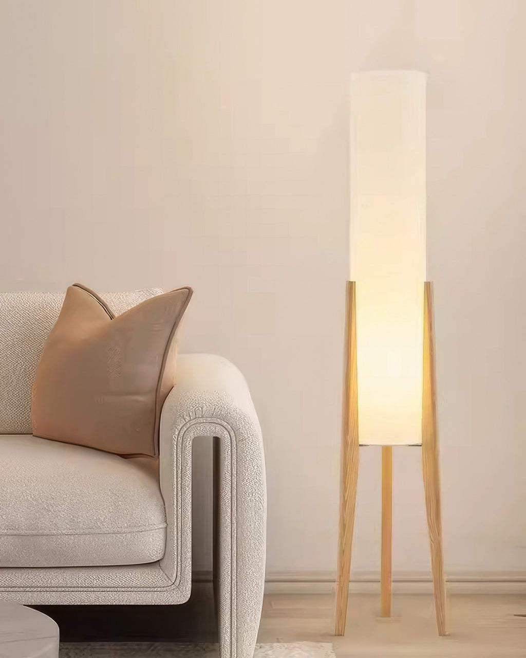 Liora Stehlampe aus Walnussholz — sanfter Lampenschirm, nordisches Retrodesign