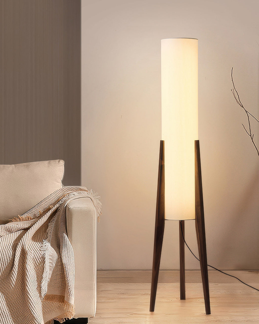 Liora Stehlampe aus Walnussholz — sanfter Lampenschirm, nordisches Retrodesign