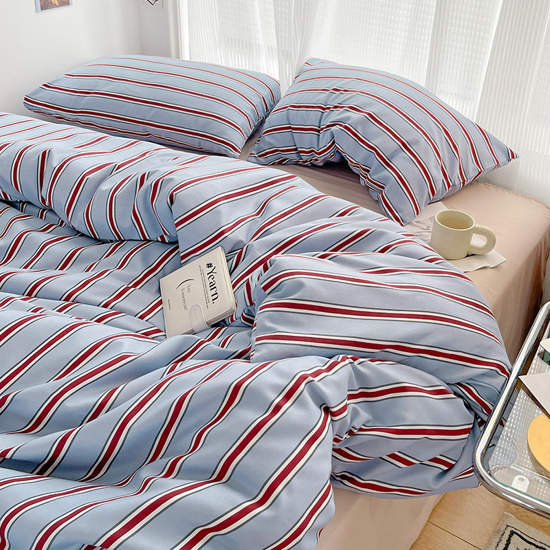 Minimalistische Bettwäschegarnitur in Salbeigrün mit Streifen — klares Weißdesign