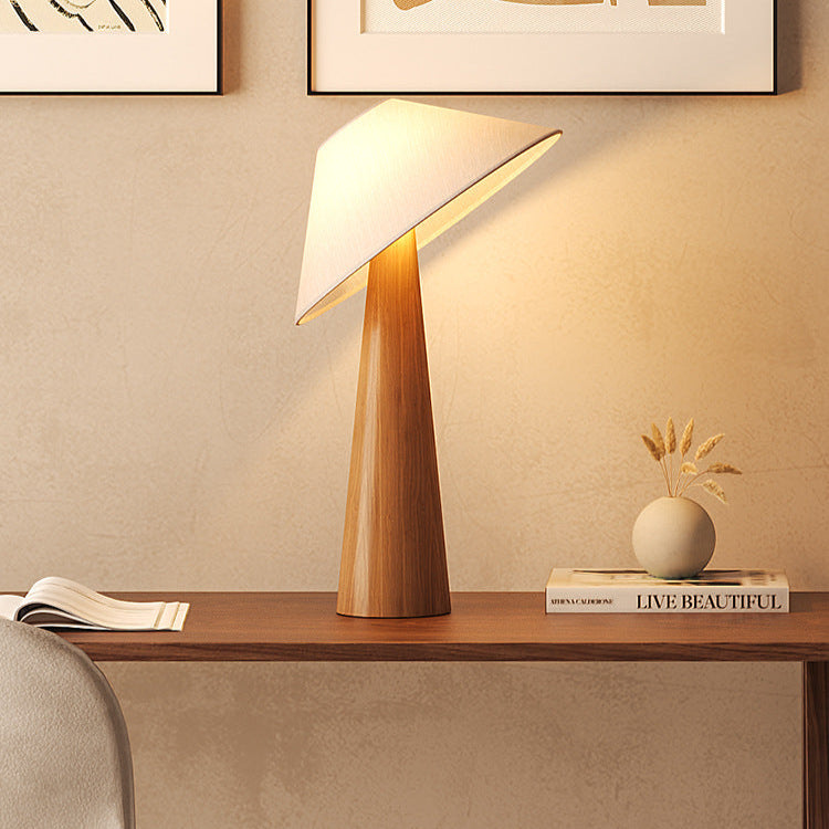 Kireto Wabi Sabi lampe til gulv eller bord med varm glød i to størrelser  