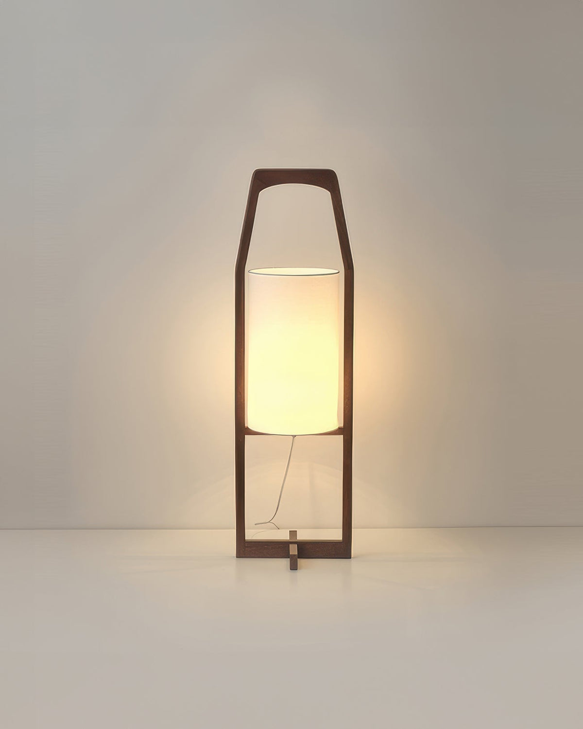 Japansk golvlampa i trä — retrodesign med wabi-sabi och zen