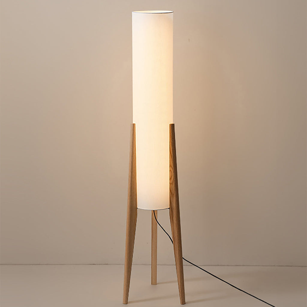 Liora Stehlampe aus Walnussholz — sanfter Lampenschirm, nordisches Retrodesign