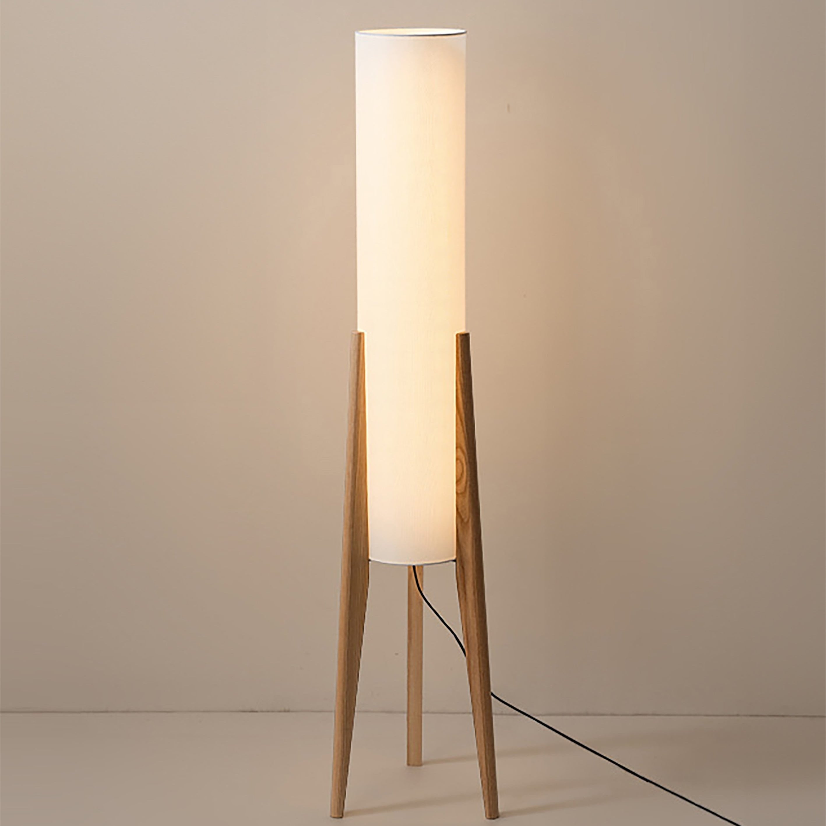 Liora Stehlampe aus Walnussholz — sanfter Lampenschirm, nordisches Retrodesign