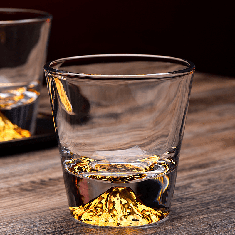 Handgefertigte japanische Whiskygläser aus Edo-Kiriko mit Fuji-Motiv