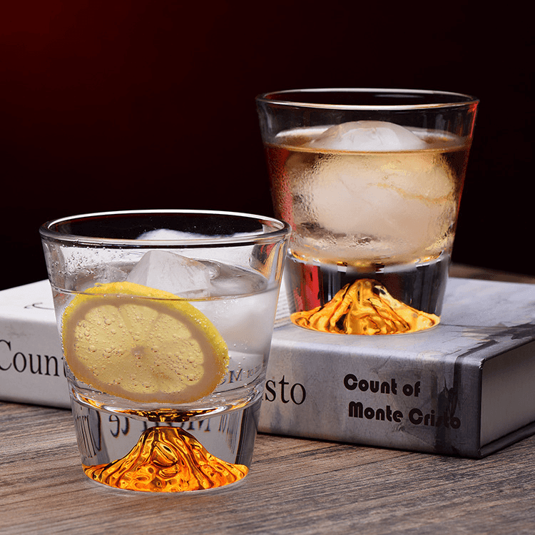 Handgefertigte japanische Whiskygläser aus Edo-Kiriko mit Fuji-Motiv