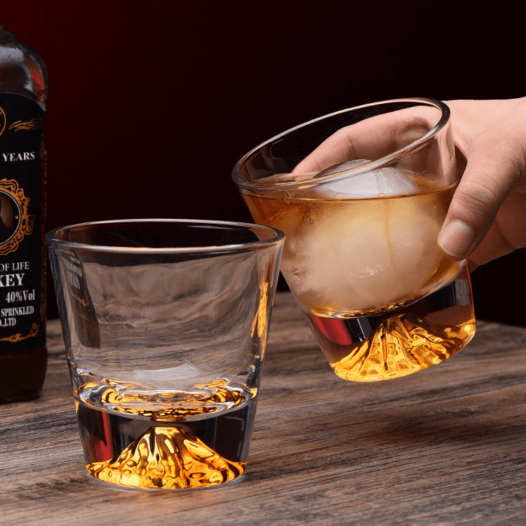 Handgefertigte japanische Whiskygläser aus Edo-Kiriko mit Fuji-Motiv