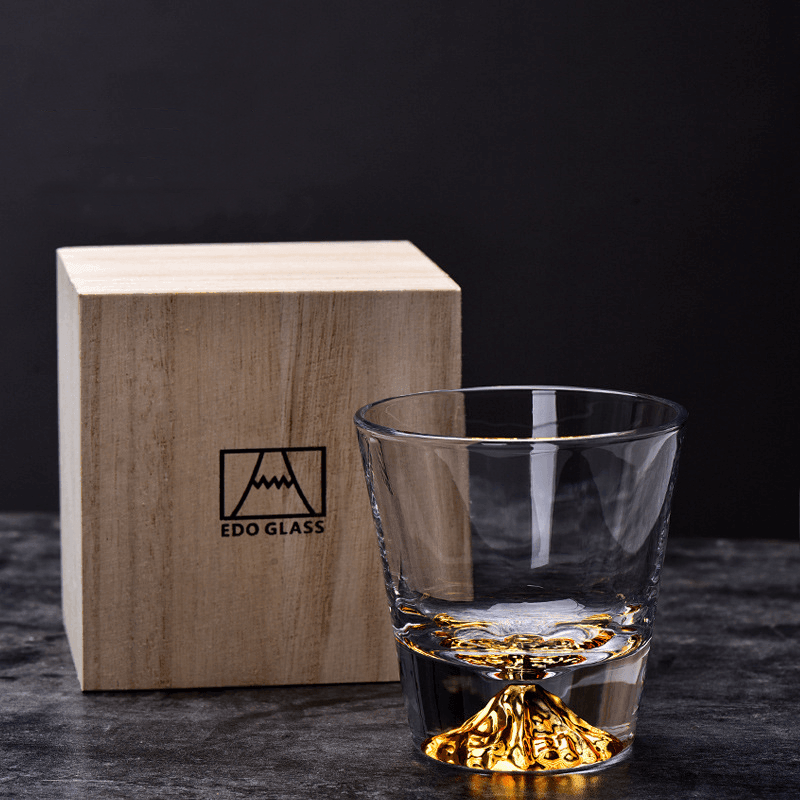 Handgefertigte japanische Whiskygläser aus Edo-Kiriko mit Fuji-Motiv