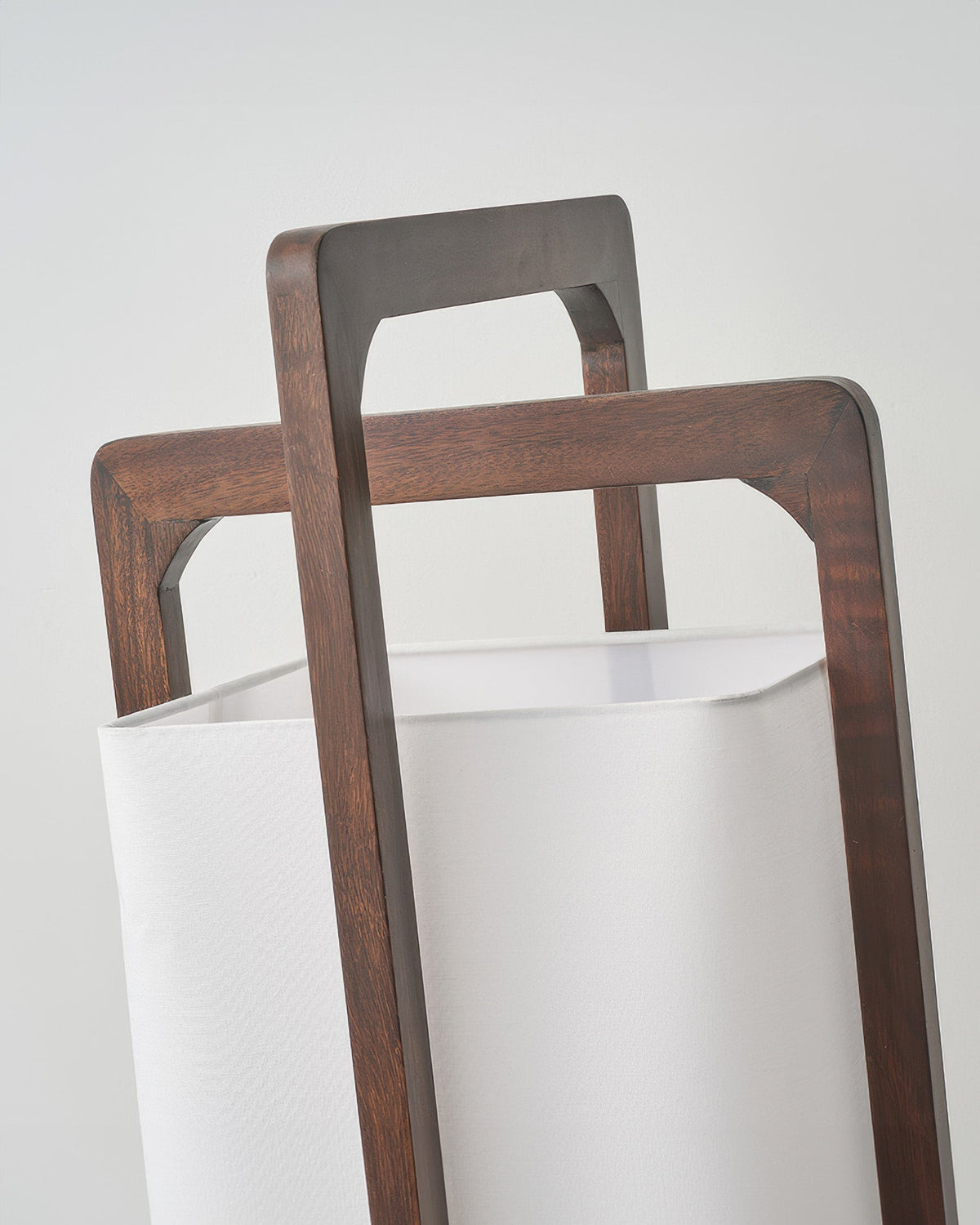 Japansk golvlampa i trä — retrodesign med wabi-sabi och zen