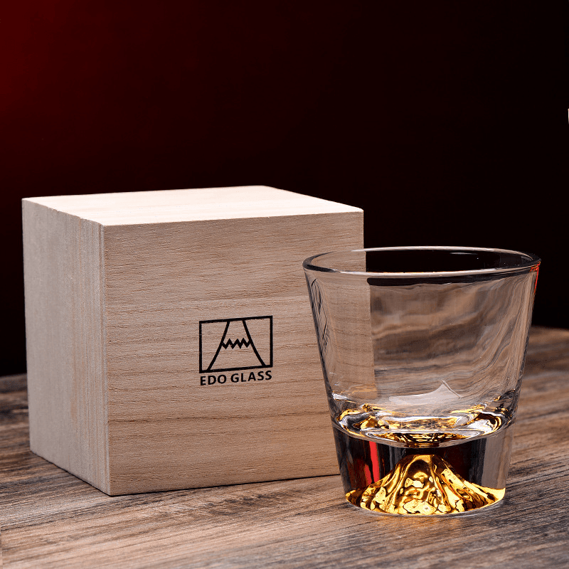 Handgefertigte japanische Whiskygläser aus Edo-Kiriko mit Fuji-Motiv