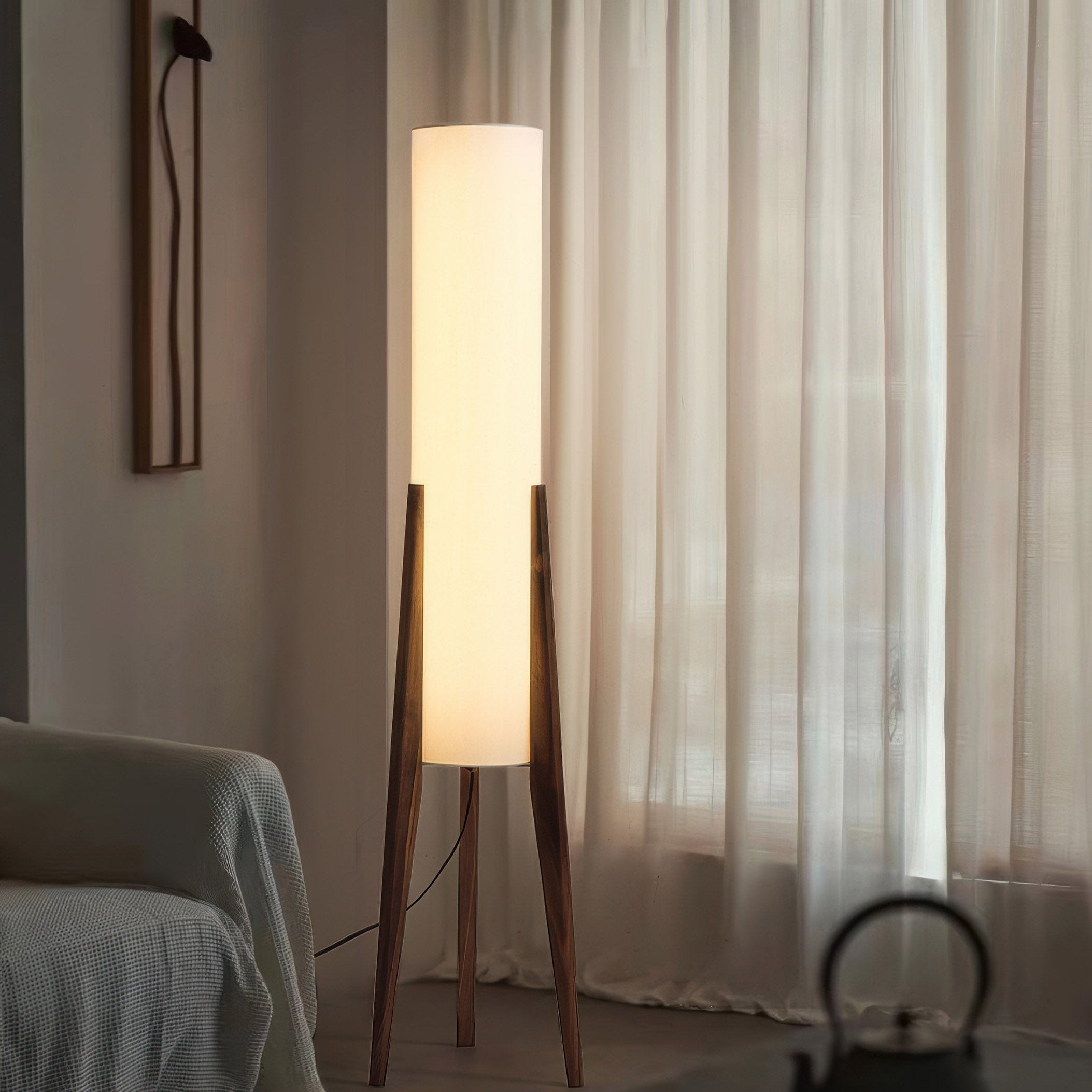 Liora Stehlampe aus Walnussholz — sanfter Lampenschirm, nordisches Retrodesign
