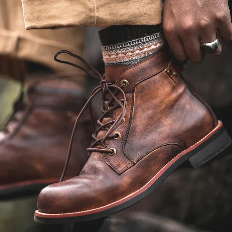 Handgefertigte Herrenstiefel aus Leder von UXST — Retro-Stil mit runder Spitze und knöchelhohem Schaft