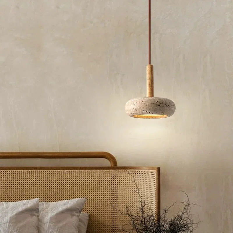 Lille LED-pendellampe — design i travertinsten