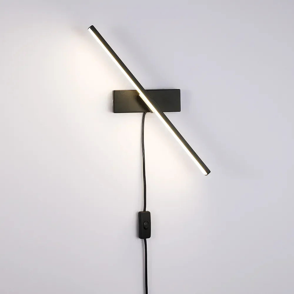 LumaNord lampa LED z regulowanym ramieniem i wbudowanym wtykiem