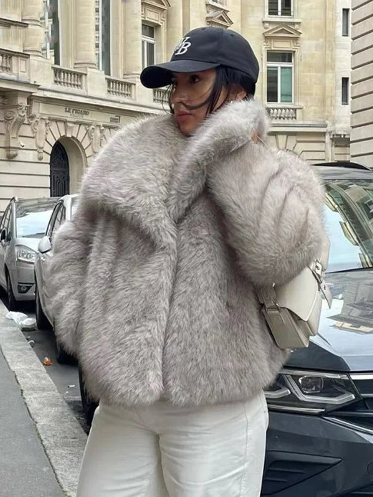 Κοντό oversized γυναικείο μπουφάν με γιακά από συνθετική γούνα — Ζεστό στυλ