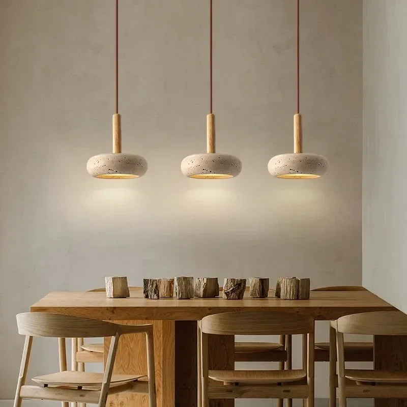 Lille LED-pendellampe — design i travertinsten