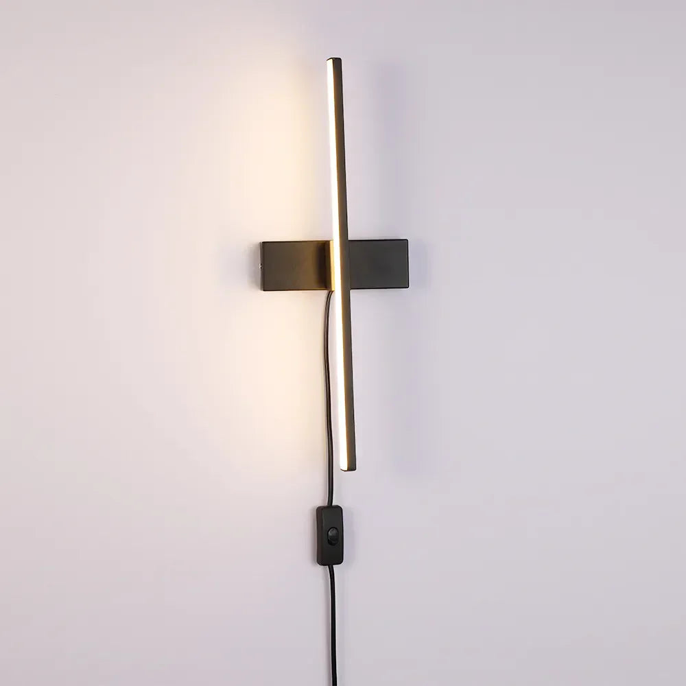 LumaNord lampa LED z regulowanym ramieniem i wbudowanym wtykiem