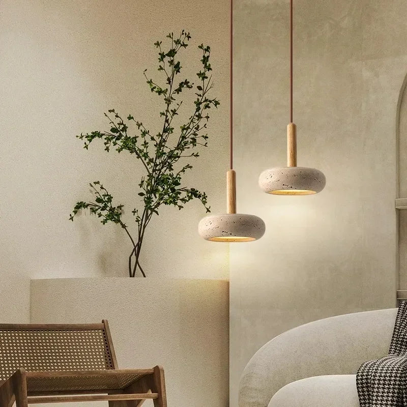 Lille LED-pendellampe — design i travertinsten