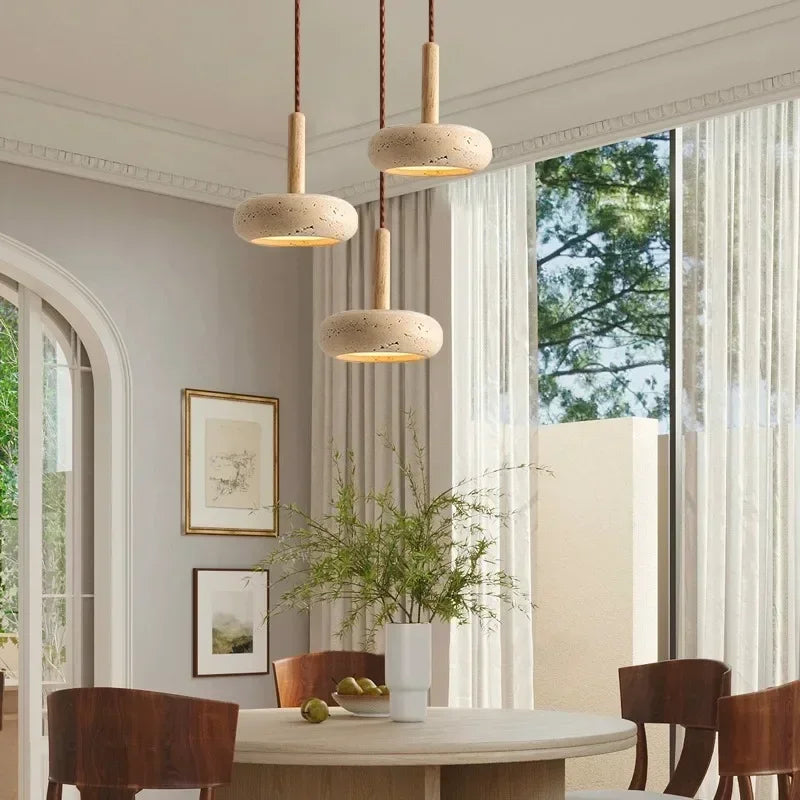 Lille LED-pendellampe — design i travertinsten