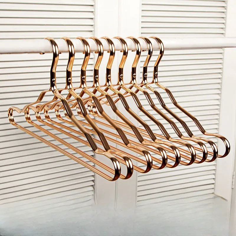 Marcel Brass premium kledingkastset — duurzame kledinghangers, minimalistisch ontwerp, ondersteuning voor kledingstukken