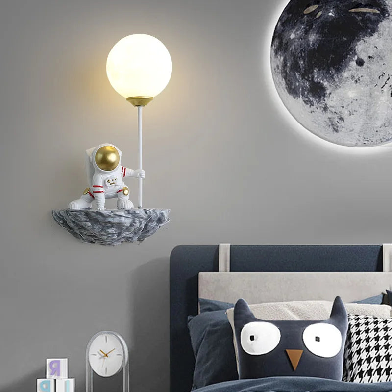 NebulaNest Harz-Astronauten-Wandleuchte für Kinderzimmerdekoration