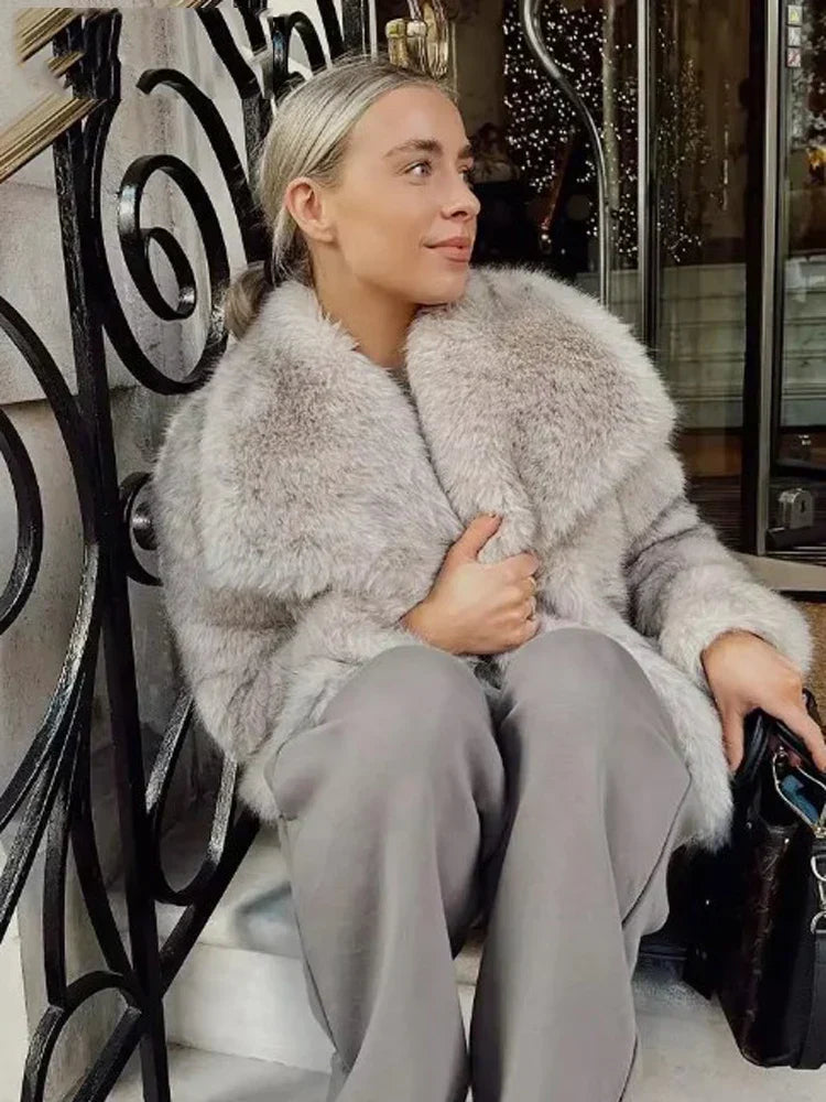 Κοντό oversized γυναικείο μπουφάν με γιακά από συνθετική γούνα — Ζεστό στυλ