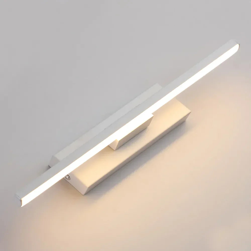 LumaNord lampa LED z regulowanym ramieniem i wbudowanym wtykiem