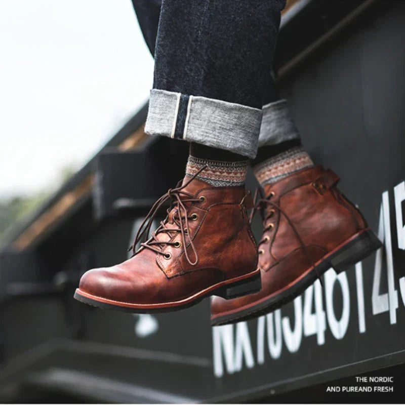 Handgefertigte Herrenstiefel aus Leder von UXST — Retro-Stil mit runder Spitze und knöchelhohem Schaft