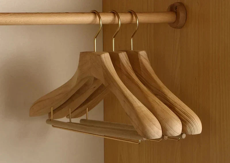 Perchas de madera de hombros anchos Aurora - organizador premium de madera de alcanfor para trajes y abrigos (juego de 2)