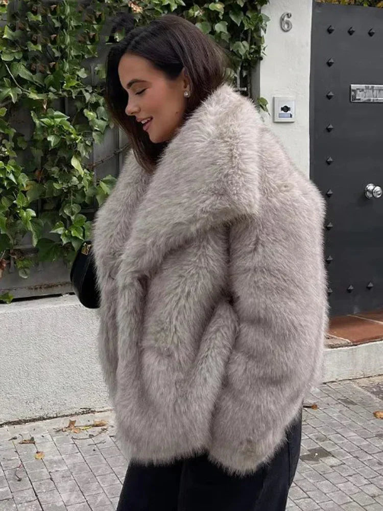 Κοντό oversized γυναικείο μπουφάν με γιακά από συνθετική γούνα — Ζεστό στυλ