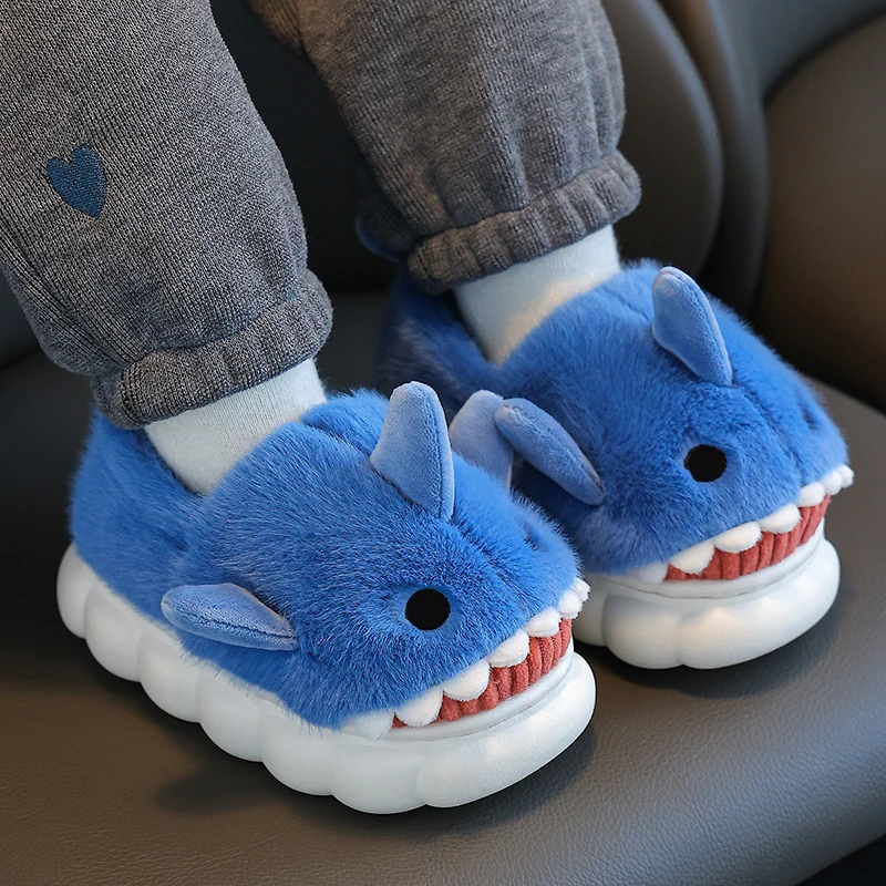 Pantofole a forma di squalo dei cartoni animati — Fodera soffice per un comfort avvolgente