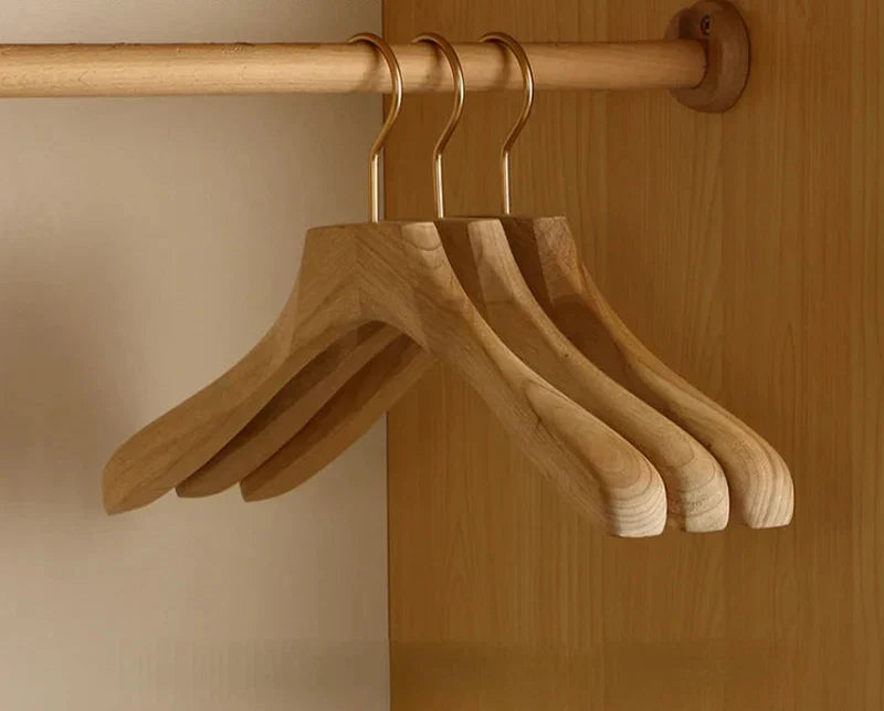 Perchas de madera de hombros anchos Aurora - organizador premium de madera de alcanfor para trajes y abrigos (juego de 2)