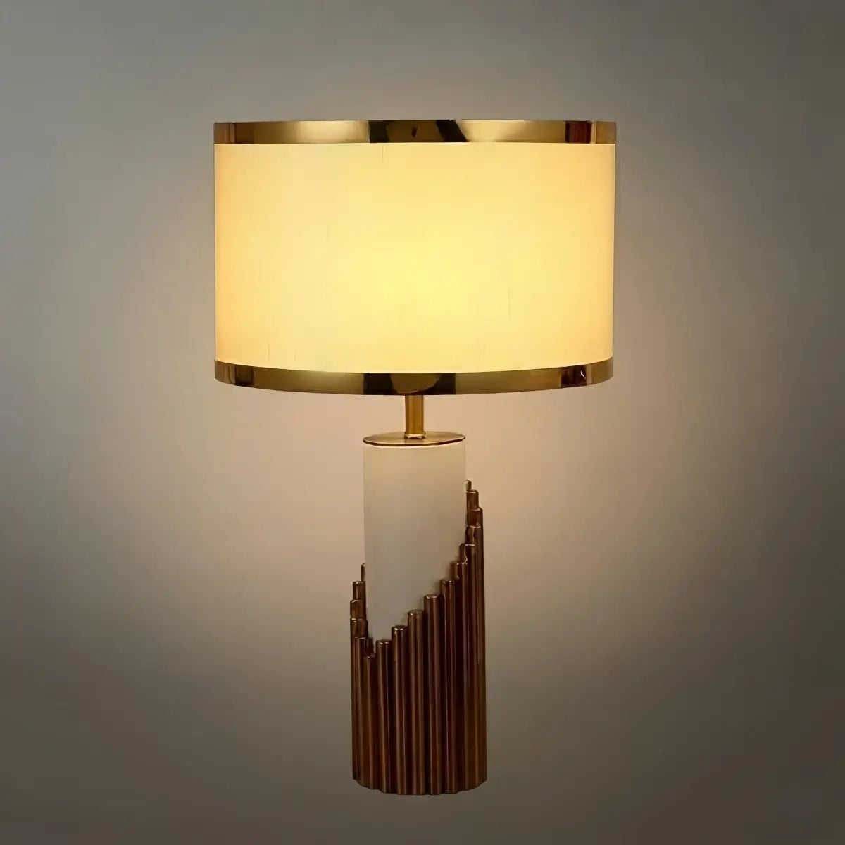 Royal hvid og guld bordlampe – cylindrisk metal og stof til soveværelse - Flindria