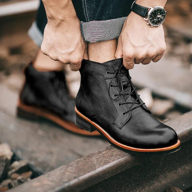 Handgefertigte Herrenstiefel aus Leder von UXST — Retro-Stil mit runder Spitze und knöchelhohem Schaft