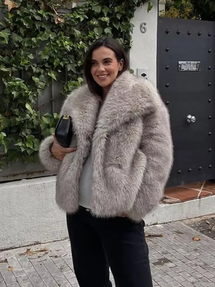 Κοντό oversized γυναικείο μπουφάν με γιακά από συνθετική γούνα — Ζεστό στυλ