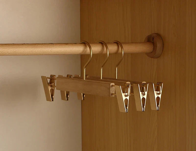 Perchas de madera de hombros anchos Aurora - organizador premium de madera de alcanfor para trajes y abrigos (juego de 2)
