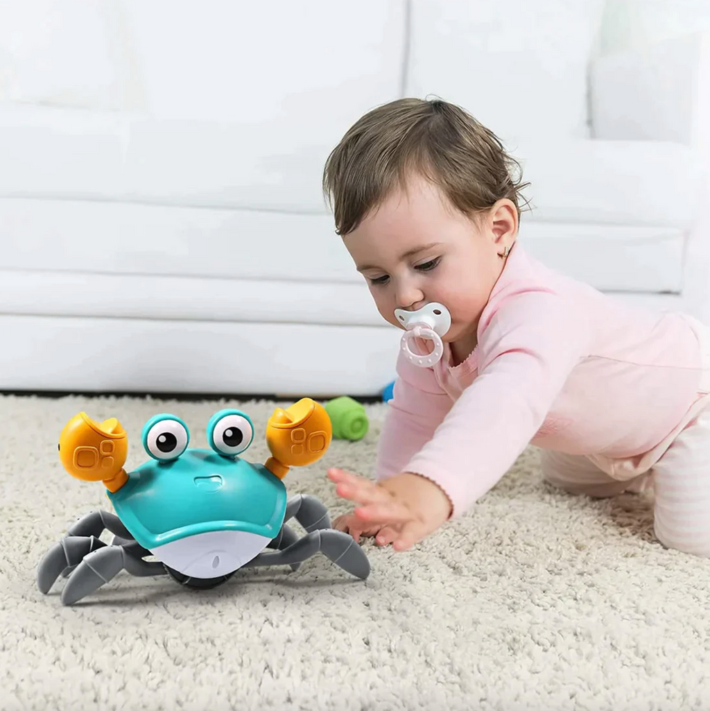 צעצוע סרטן זוחל לתינוקות — משחק בזמן שכיבה על הבטן