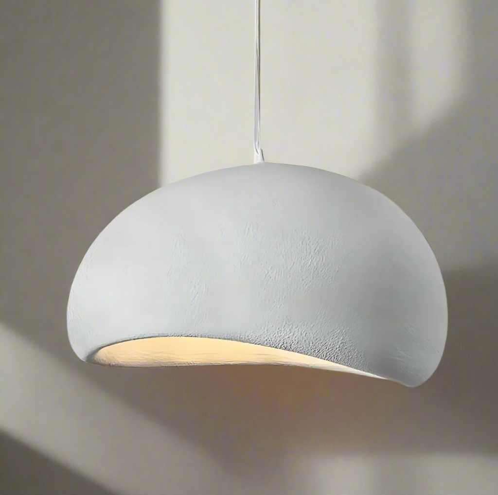 Regulowana lampa wisząca LED NimbleGlow — półkolista oprawa w stylu wabi-sabi