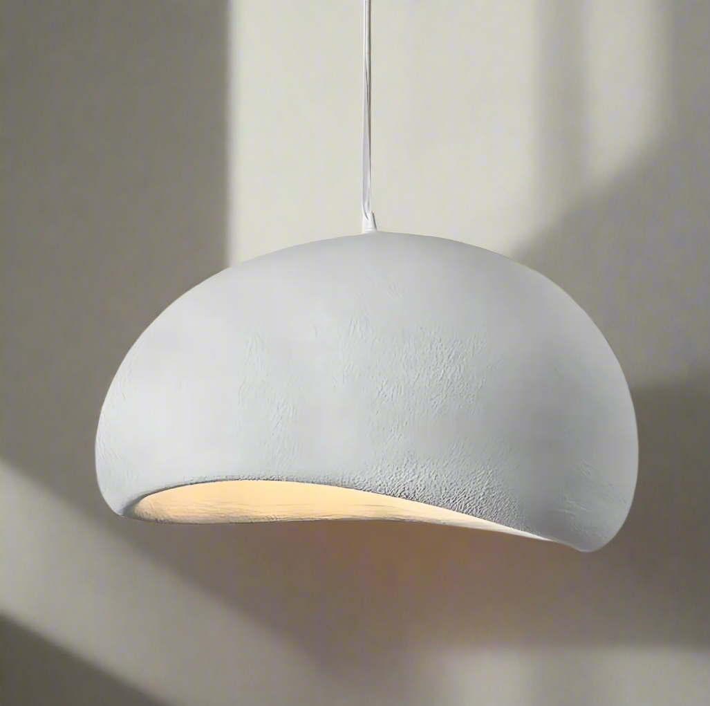 Regulowana lampa wisząca LED NimbleGlow — półkolista oprawa w stylu wabi-sabi