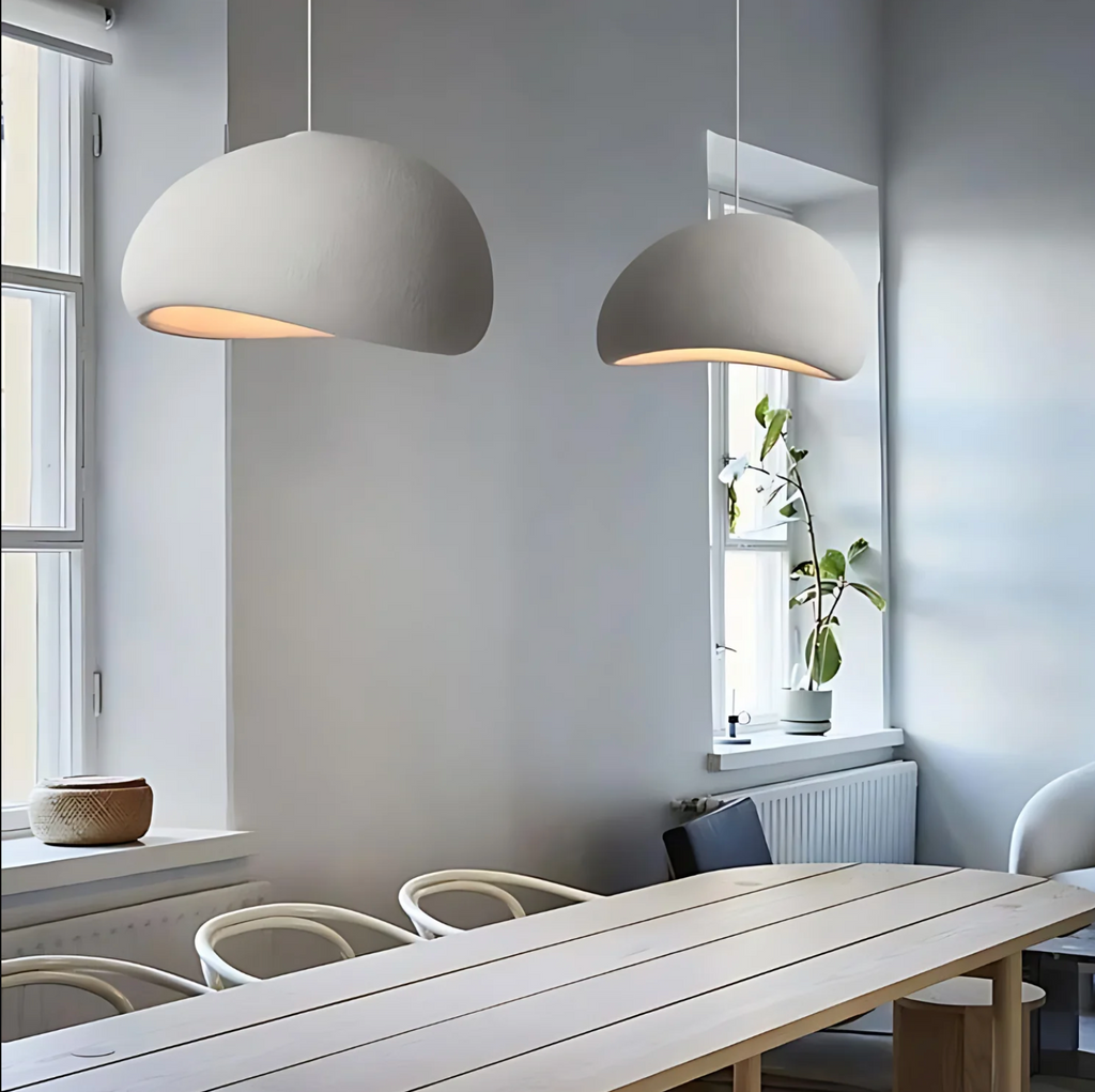 Regulowana lampa wisząca LED NimbleGlow — półkolista oprawa w stylu wabi-sabi
