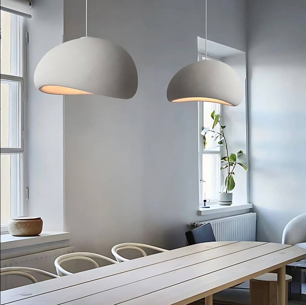 Regulowana lampa wisząca LED NimbleGlow — półkolista oprawa w stylu wabi-sabi